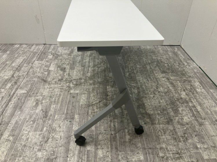 オカムラFLAPTOR(フラプター)シリーズ 1500サイドスタックテーブル 商品画像5