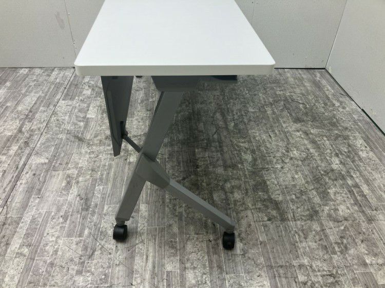 オカムラFLAPTOR(フラプター)シリーズ 1500サイドスタックテーブル 商品画像3