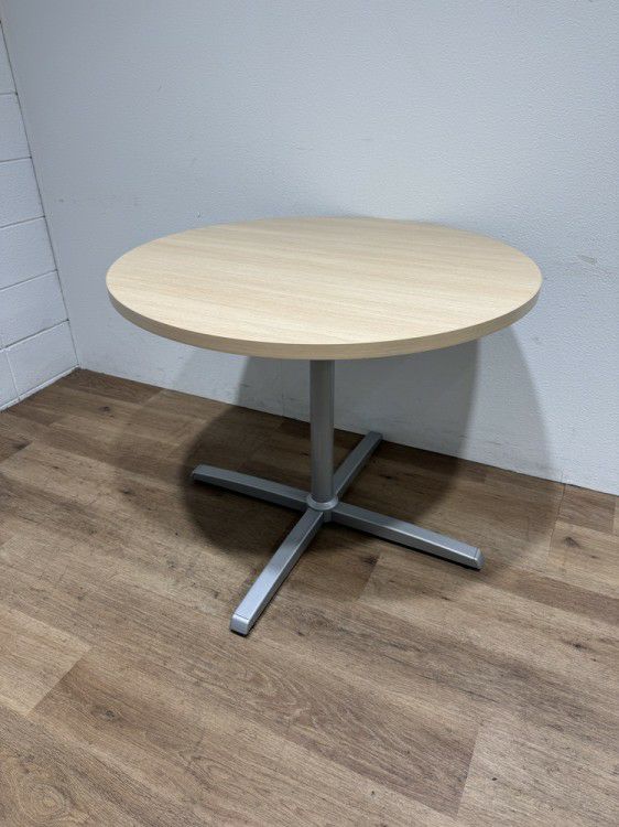 オカムラ8177シリーズ 丸テーブル 商品画像1