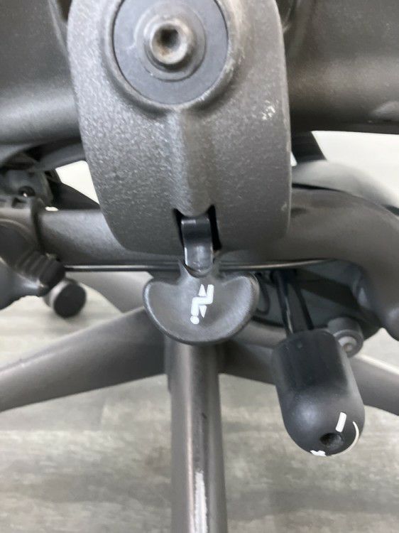 HermanMiller（ハーマンミラー）アーロンチェア 可動肘付アーロンチェア 商品画像3