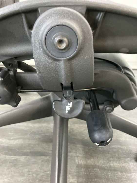 HermanMiller（ハーマンミラー）アーロンチェア 可動肘付アーロンチェア 商品画像14