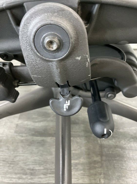 HermanMiller（ハーマンミラー）アーロンチェア 可動肘付アーロンチェア 商品画像6