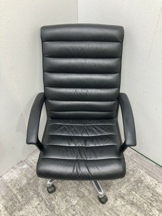 イトーキFｰ2タイプシリーズ 固定肘付マネージメントチェア 商品画像3