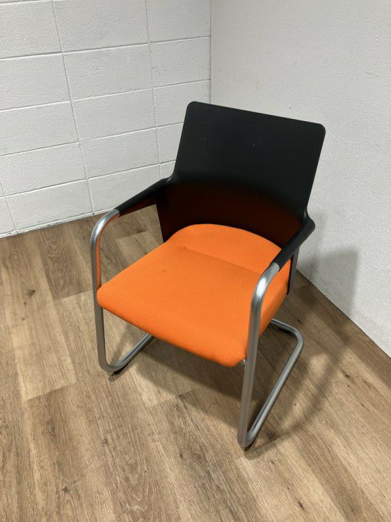 コクヨアガタVシリーズ ミーティングチェア 商品画像1