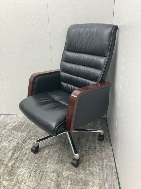 イトーキ固定肘付エグゼクティブチェア 商品画像1