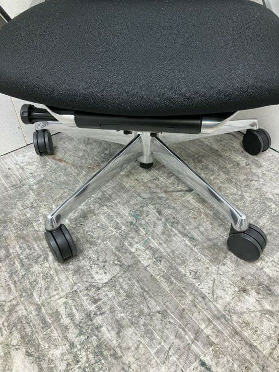 オカムラDuke(デューク)シリーズ 固定肘付デュークチェア 商品画像8