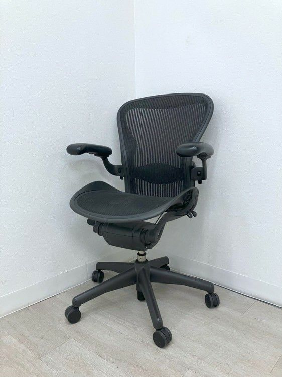 HermanMiller（ハーマンミラー）アーロンチェア 可動肘付アーロンチェア 商品画像1