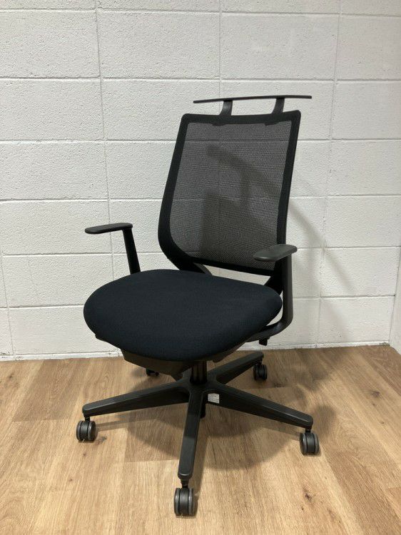 コクヨMitra2（ミトラ2）チェア 固定肘付ミトラ2チェア 商品画像1