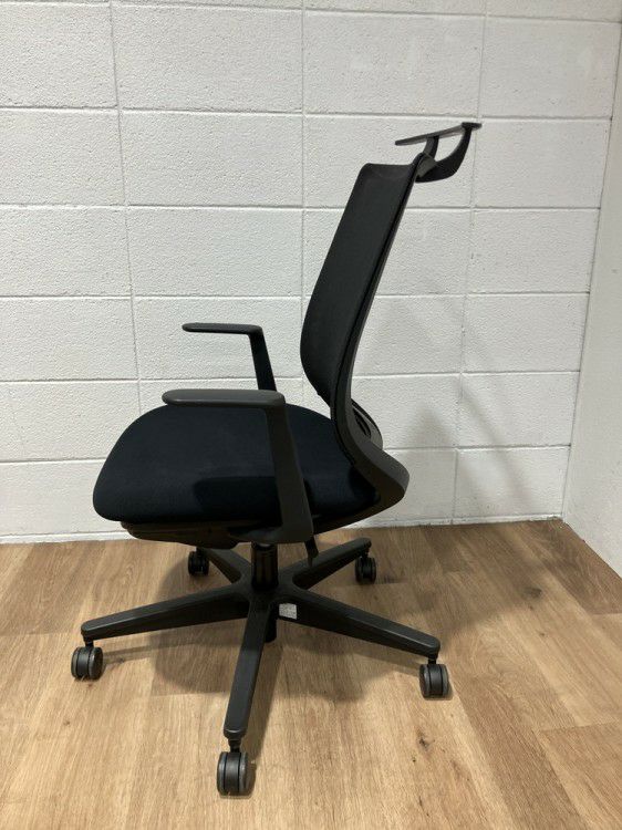 コクヨMitra2（ミトラ2）チェア 固定肘付ミトラ2チェア 商品画像2