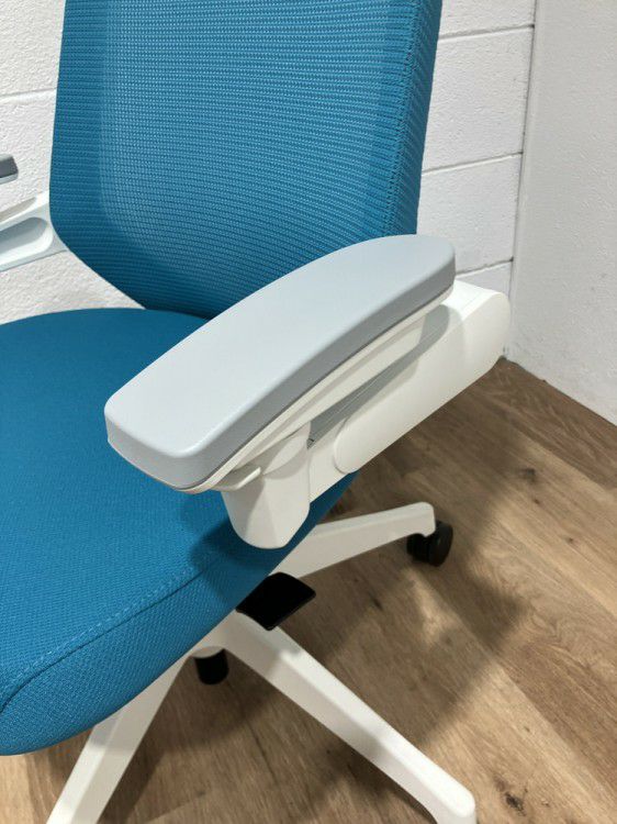 イトーキノート(nort)チェア 可動肘付ノートチェア 商品画像6