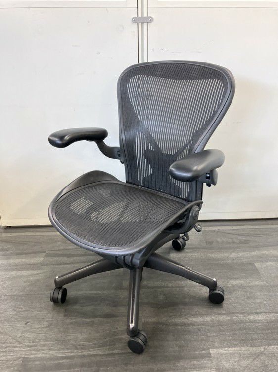 HermanMiller（ハーマンミラー）アーロンチェア 可動肘付アーロンチェア 商品画像1