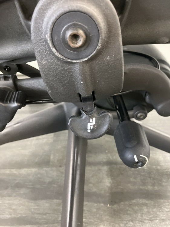 HermanMiller（ハーマンミラー）アーロンチェア 可動肘付アーロンチェア 商品画像15