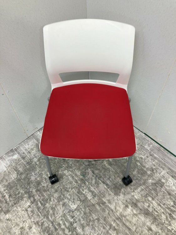 コクヨ160シリーズ キャスター付スタッキングチェア 商品画像3