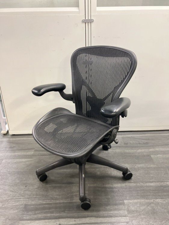 HermanMiller（ハーマンミラー）アーロンチェア 可動肘付アーロンチェア 商品画像1