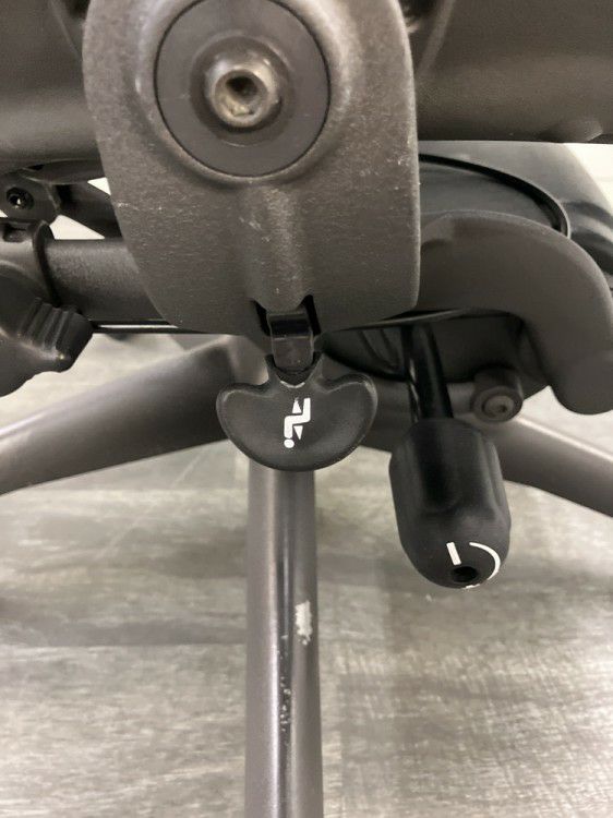 HermanMiller（ハーマンミラー）アーロンチェア 可動肘付アーロンチェア 商品画像6