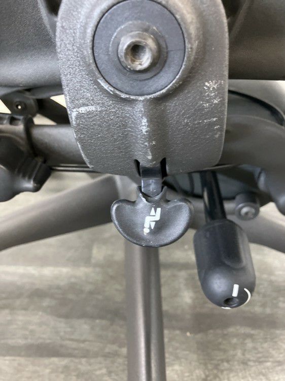 HermanMiller（ハーマンミラー）アーロンチェア 可動肘付アーロンチェア 商品画像6