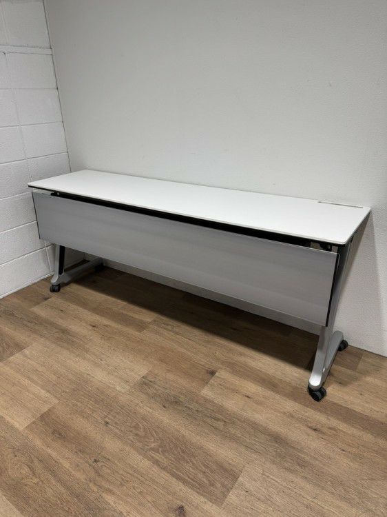 オカムラインターアクトプロ（INTERACT PRO）シリーズ サイドスタックテーブル 商品画像1