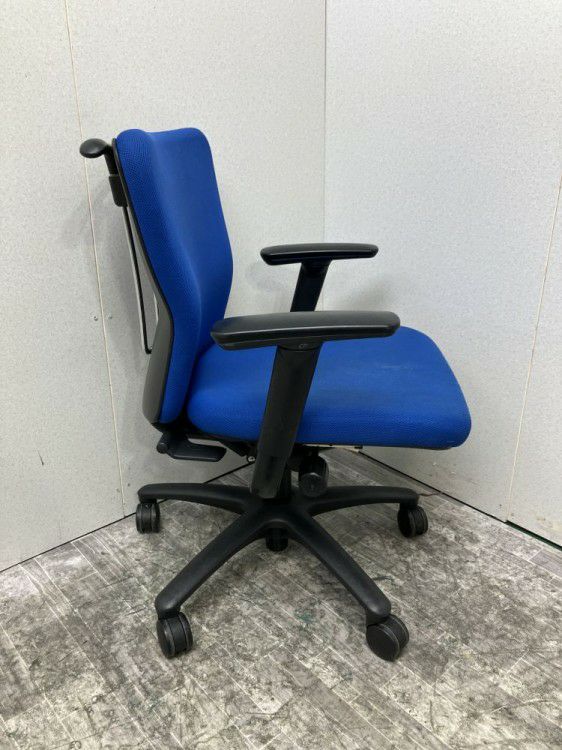 オカムラCarrozza(カロッツァ)チェア 可動肘付カロッツァチェア 商品画像4