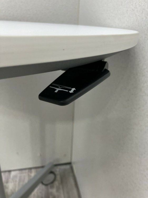 オカムラ手動昇降式600丸テーブル 商品画像4