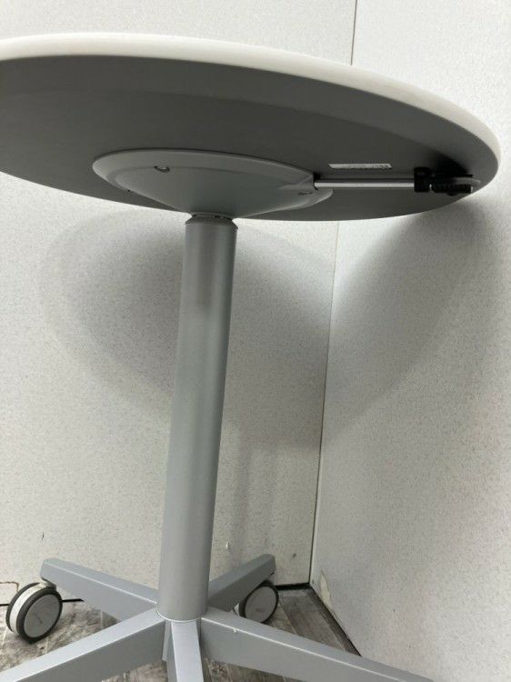 オカムラ手動昇降式600丸テーブル 商品画像5