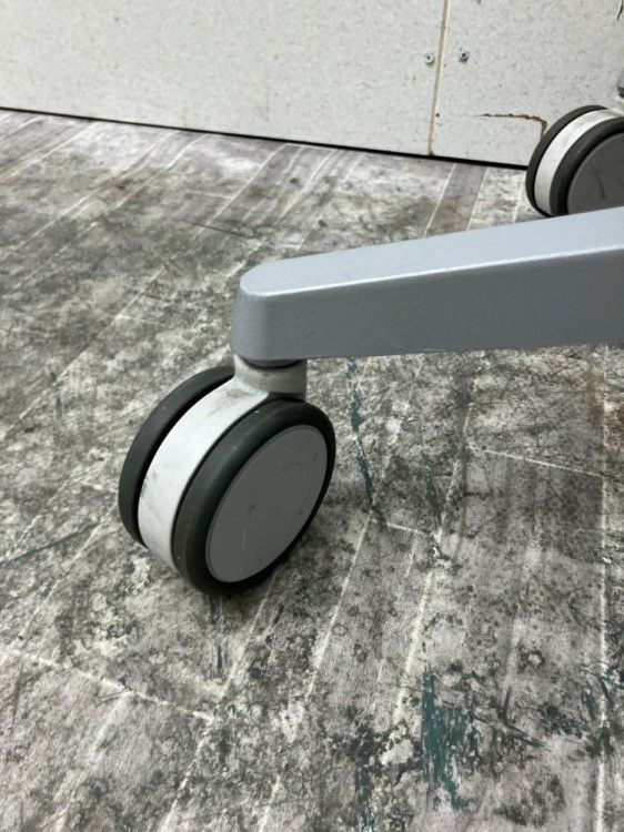 オカムラ手動昇降式600丸テーブル 商品画像10