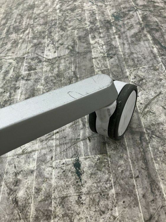 オカムラ手動昇降式750丸テーブル 商品画像6