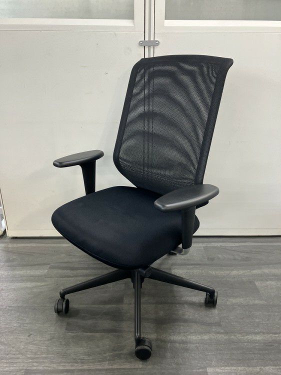 Vitra（ヴィトラ）メダプロシリーズ 可動肘付メダプロチェア 商品画像1