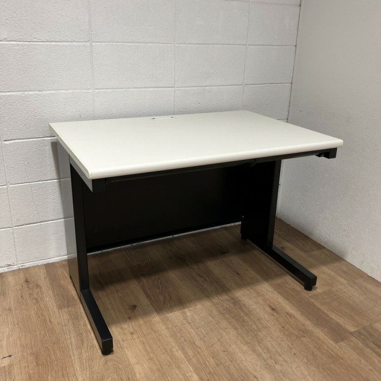 プラスフラットラインシリーズ 1000平デスク 商品画像1