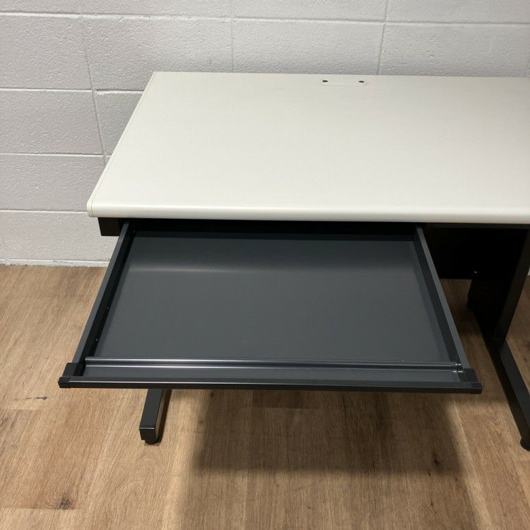 プラスフラットラインシリーズ 1000平デスク 商品画像9