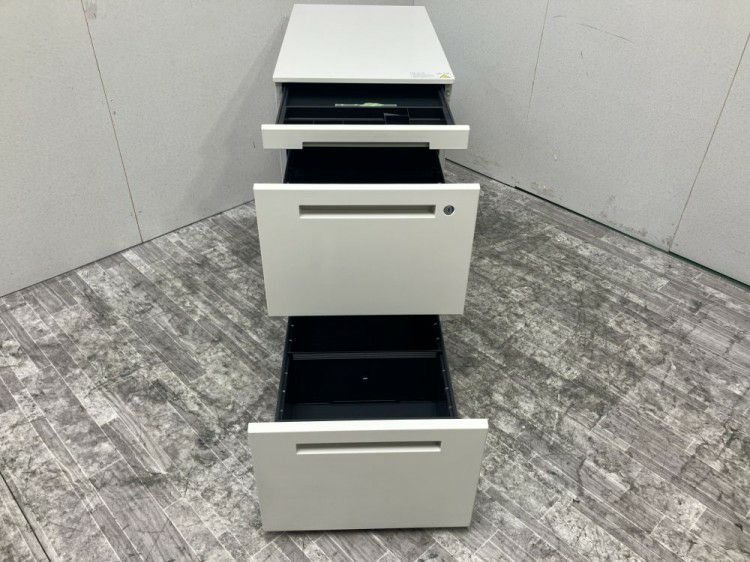 コクヨワークフィットシリーズ デスクパネル付1400平デスク+ワゴンセット 商品画像7