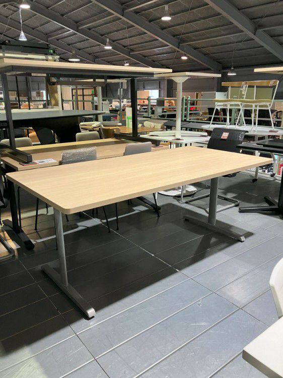 オカムラ8177シリーズ 1800ミーティングテーブル 商品画像1