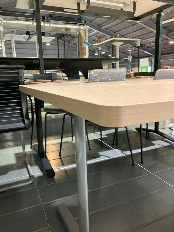 オカムラ8177シリーズ 1800ミーティングテーブル 商品画像5