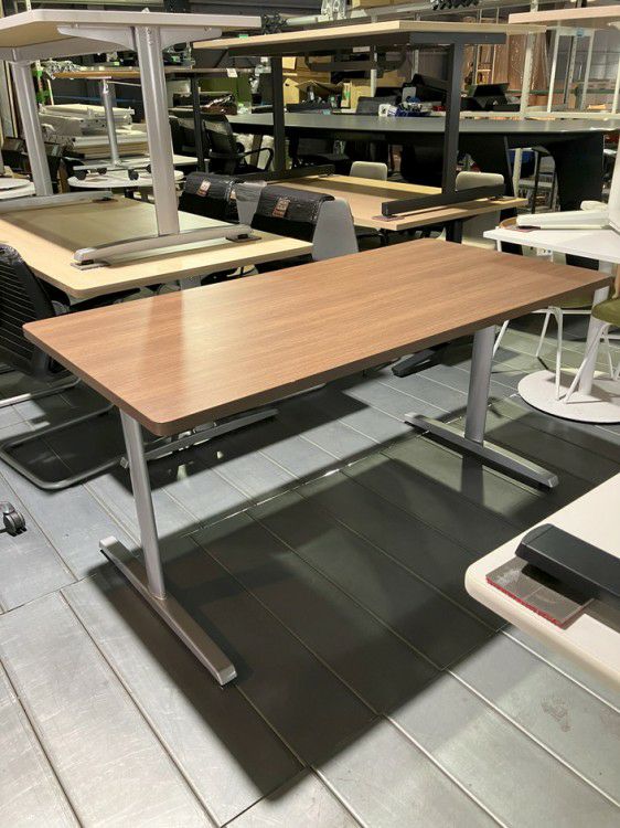 オカムラ8177シリーズ ミーティングテーブル 商品画像1