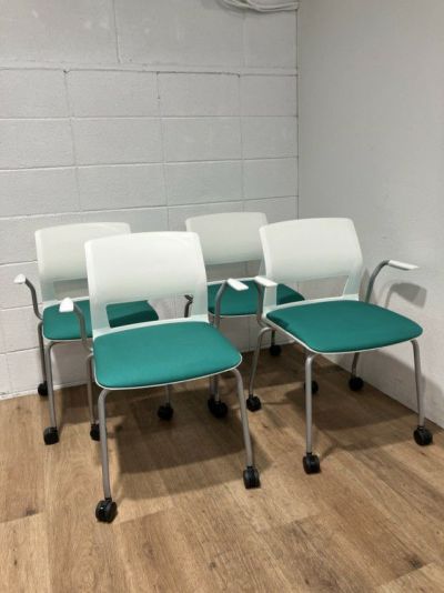 コクヨスタッキングチェア4脚セット 商品画像1