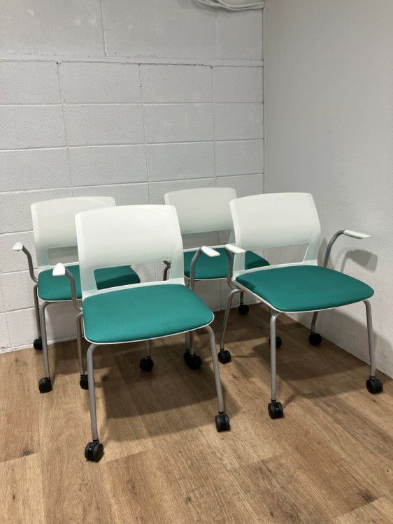 コクヨスタッキングチェア4脚セット 商品画像1