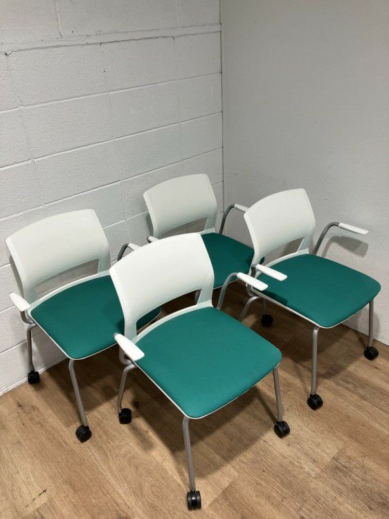 コクヨスタッキングチェア4脚セット 商品画像2