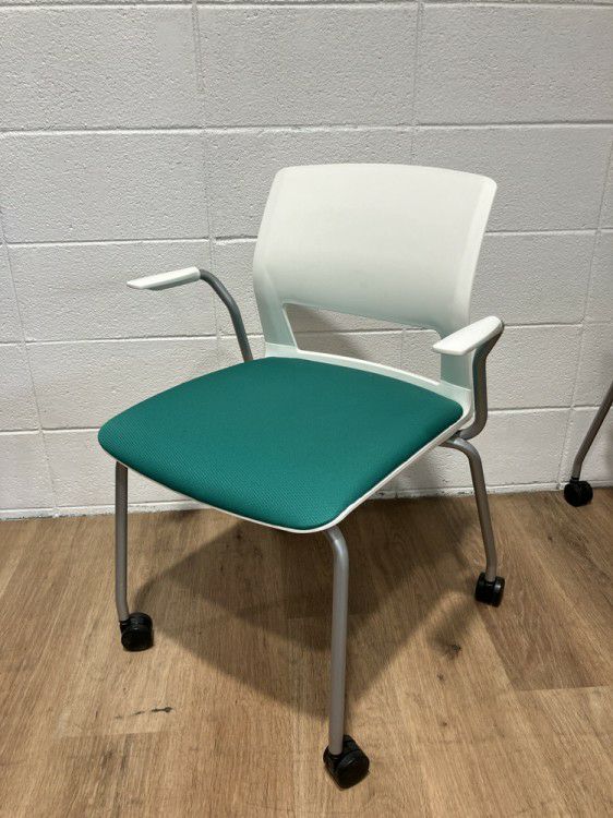 コクヨスタッキングチェア4脚セット 商品画像3