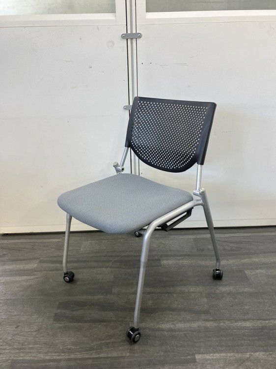 オカムラプロスタックシリーズ スタッキングチェア 商品画像1