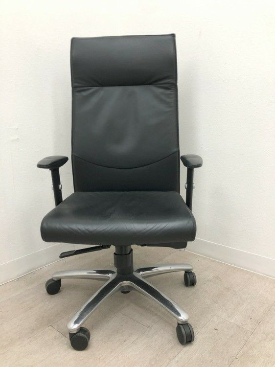 オカムラCEシリーズ 可動肘付役員チェア 商品画像3