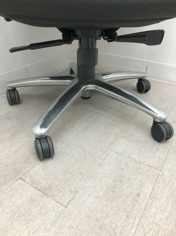 オカムラCEシリーズ 可動肘付役員チェア 商品画像13