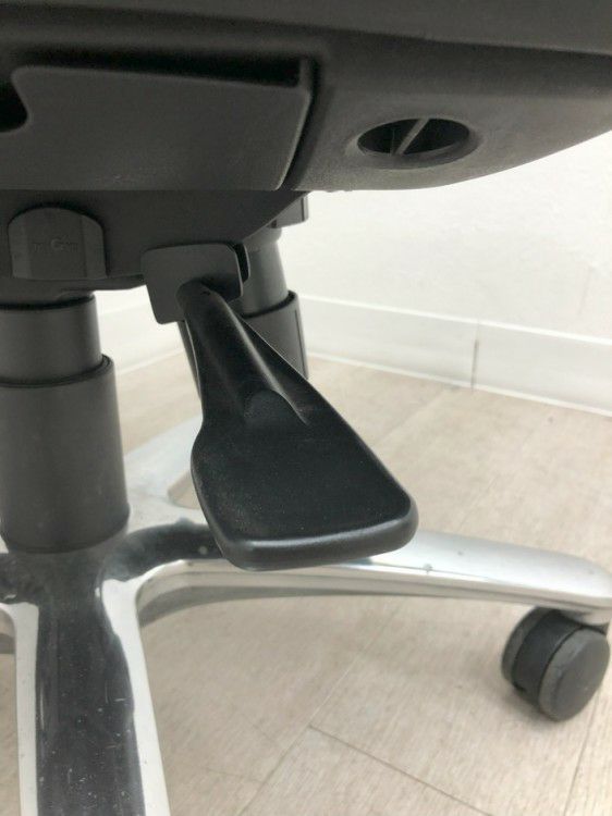 オカムラCEシリーズ 可動肘付役員チェア 商品画像15