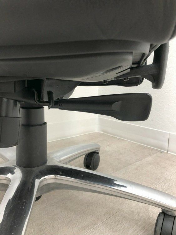 オカムラCEシリーズ 可動肘付役員チェア 商品画像16