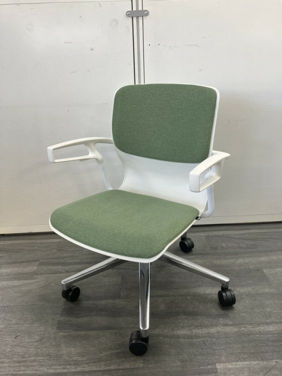 ウチダ（内田洋行）カゼトラシリーズ 固定肘付カゼトラチェア 商品画像1