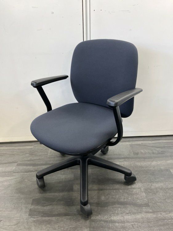 ウチダ（内田洋行）エニーザ（Anyza）チェア 固定肘付エニーザチェア 商品画像1