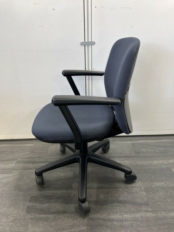 ウチダ（内田洋行）エニーザ（Anyza）チェア 固定肘付エニーザチェア 商品画像3