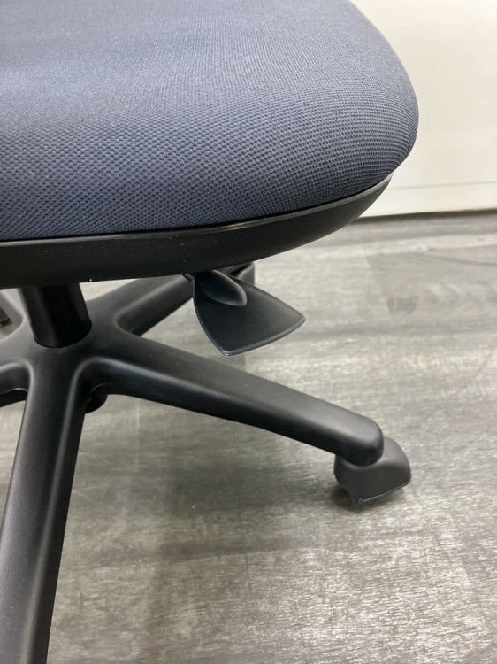 ウチダ（内田洋行）エニーザ（Anyza）チェア 固定肘付エニーザチェア 商品画像6