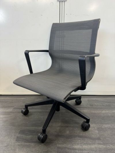 アイコM-1055シリーズ 固定肘付ミーティングチェア 商品画像1