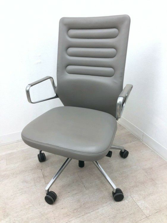 Vitra（ヴィトラ）AC4シリーズ 固定肘付AC4チェア 商品画像1