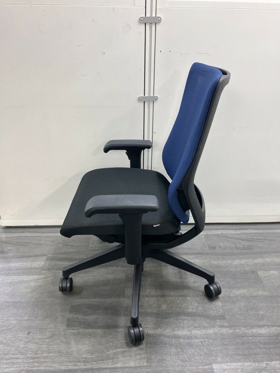 イトーキミレッザチェア 可動肘付ミレッザチェア 商品画像3