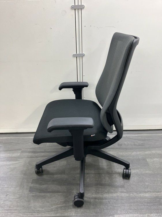 イトーキミレッザチェア 可動肘付ミレッザチェア 商品画像3